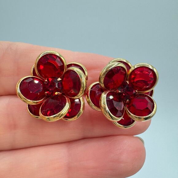 Vintage Red Austrian Crystal Cluster Flower Stud Earrings Sparkling Gold Tone - Picture 4 of 10